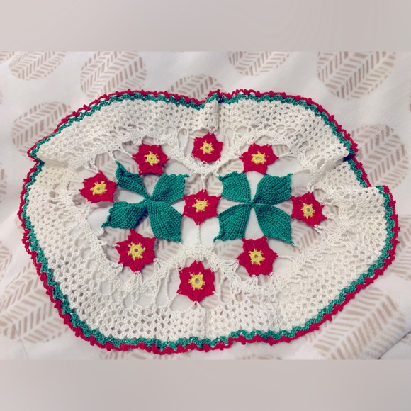 Vintage Christmas Doilie - Picture 1 of 3